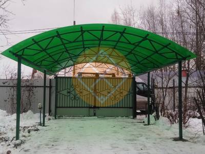 Сварной зеленый навес для дачного дома