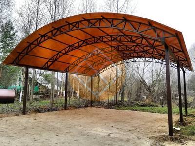 Металлический навес для дачи с арочной формой крыши