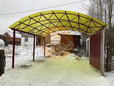 Стальной навес из поликарбоната желтого цвета