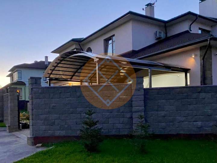 навес с арочной крышей для загородного дома