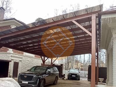 Навес с поликарбонатом монолитным и односкатной крышей