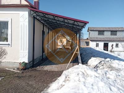 Односкатный навес примыкающий к дому с металлочерепицей
