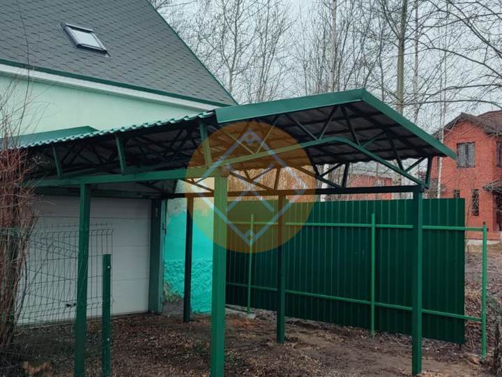 двускатный навес с зеленым нитроэмалевым окрасом