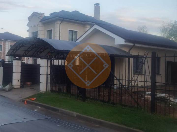 арочный навес для машины из поликарбоната