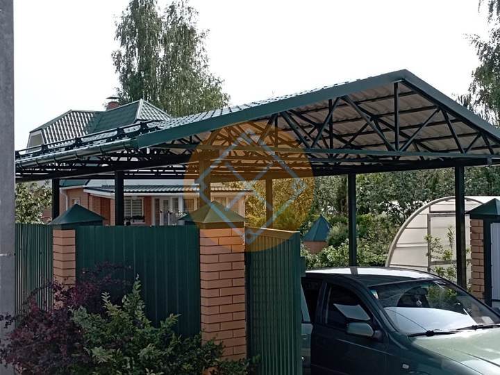 автомобильный навес с двускатной крышей