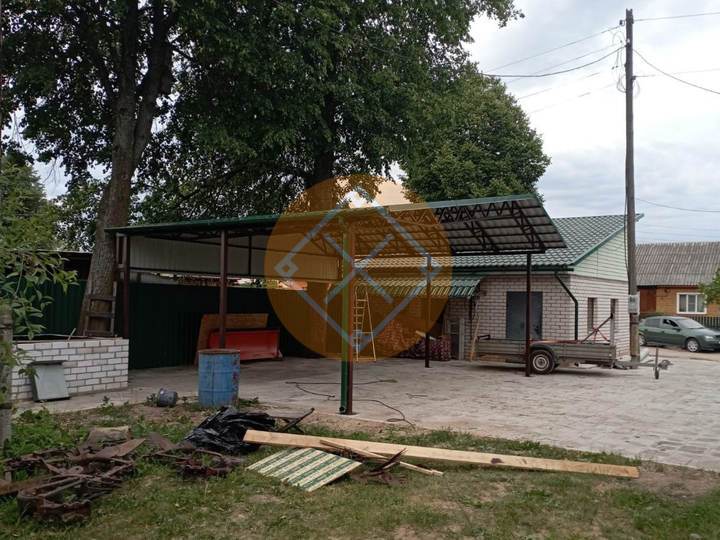 навес для машин с двускатной крышей из металлочерепицы