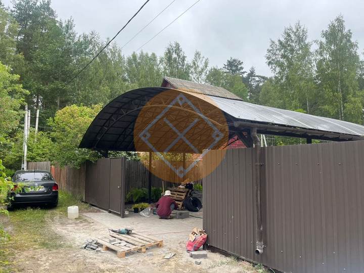 навес для трех и более автомобилей с арочной крышей