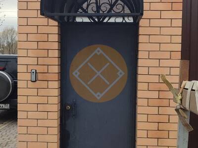 Козырек над входом для загородного участка