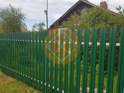 Забор из М-образного евроштакетника зеленого цвета