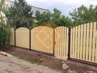 Забор из М-образного евроштакетника на ленточном фундаменте