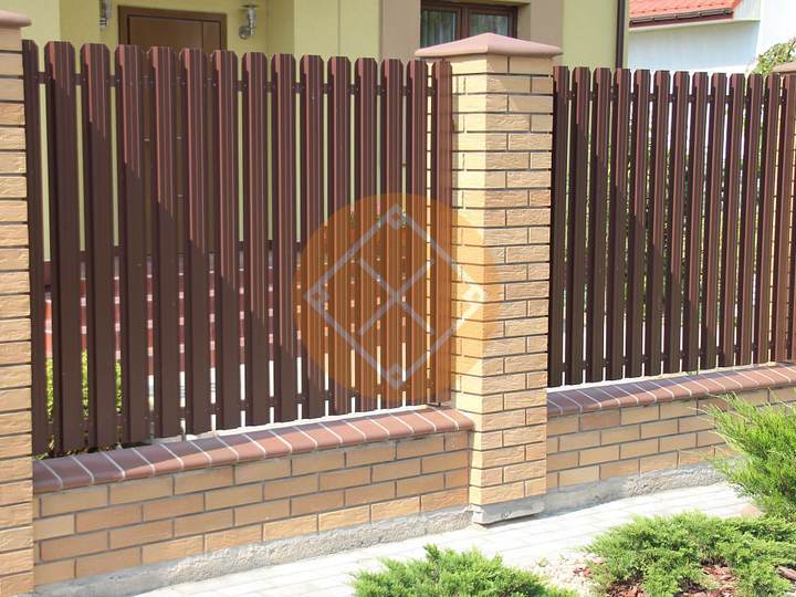 забор из евроштакетника на фундаменте