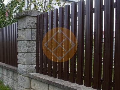 Забор из евроштакетника с усиленными столбами и ленточным фундаментом