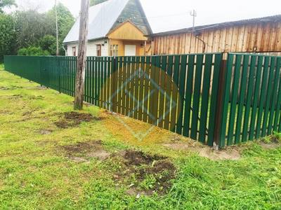 Забор зеленого цвета из П-образного евроштакетника