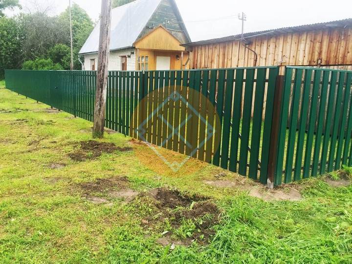 забор зеленого цвета из евроштакетника