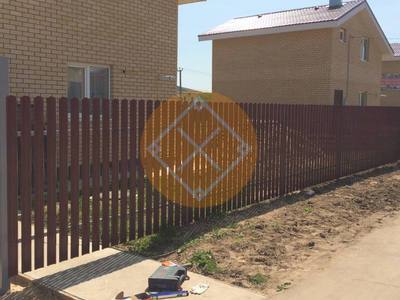Недорогой забор из полукруглого евроштакетника для загородного комплекса