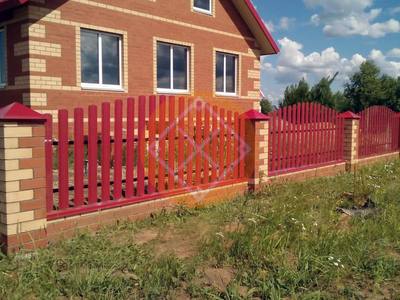 Забор из полукруглого евроштакетника красного цвета