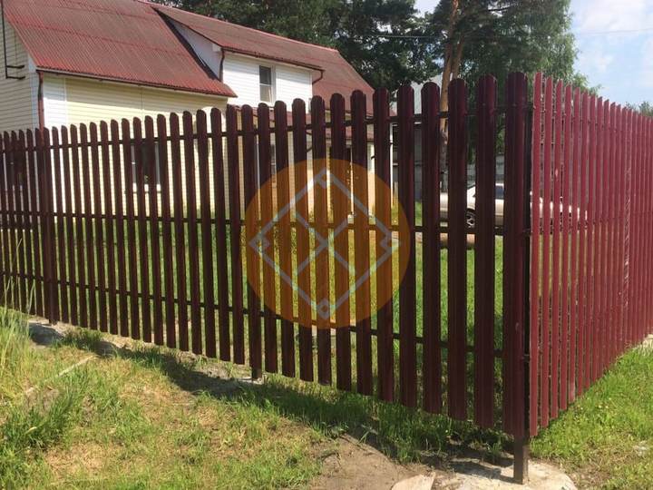 забор из бордового евроштакетника
