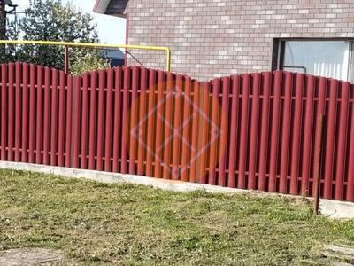 Забор из полукруглого евроштакетника с двойным заполнением