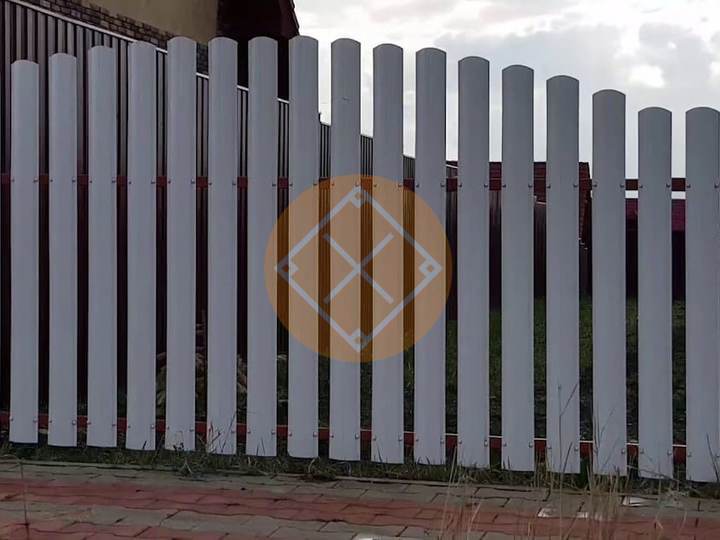 забор из евроштакетника полукруглого