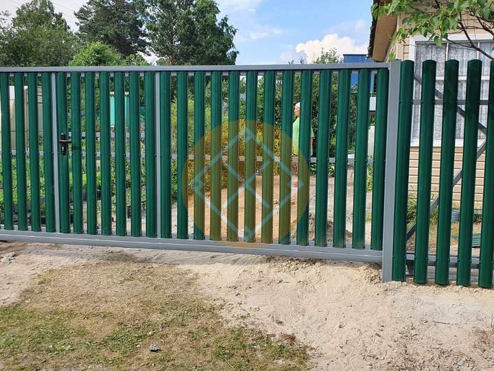 забор на металлических столбах, комплектуется откатными воротами