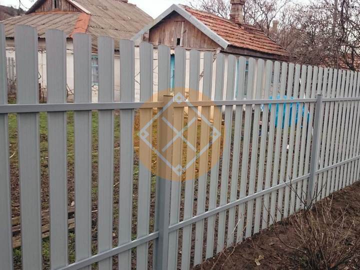 забор серого цвета из евроштакетника