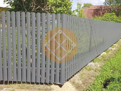 Забор серого цвета из евроштакетника с металлическими столбами