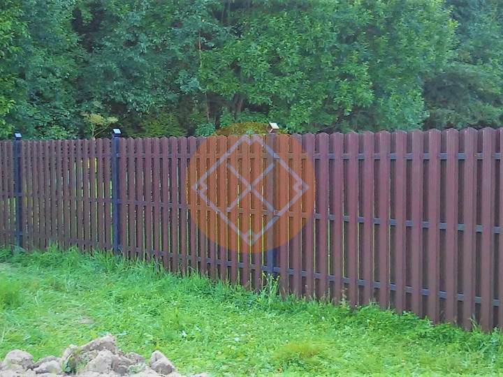 забор из евроштакетника бордового цвета