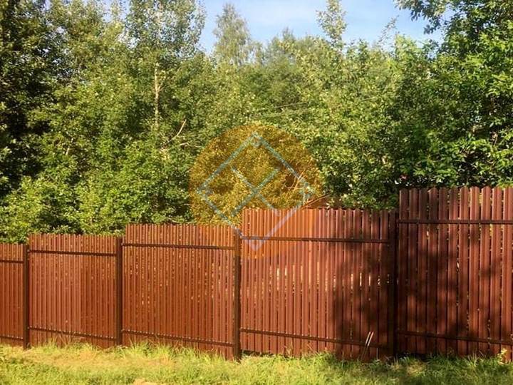 забор лесенкой из одностороннего евроштакетника