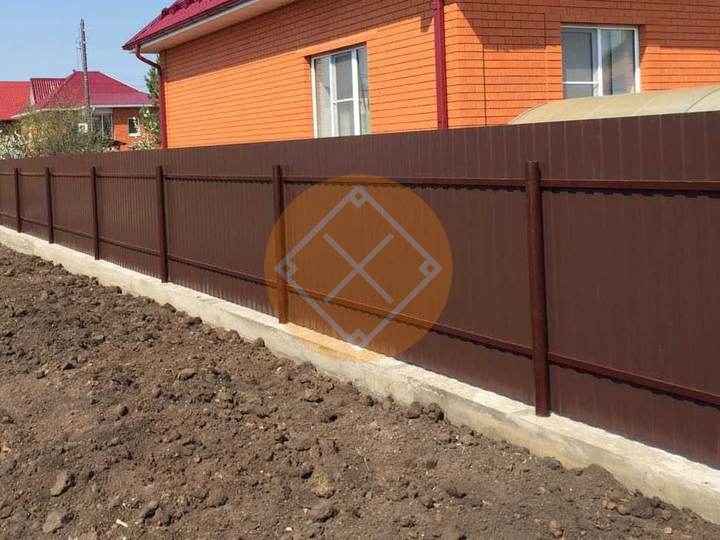 невысокий забор из профнатила на фундаменте