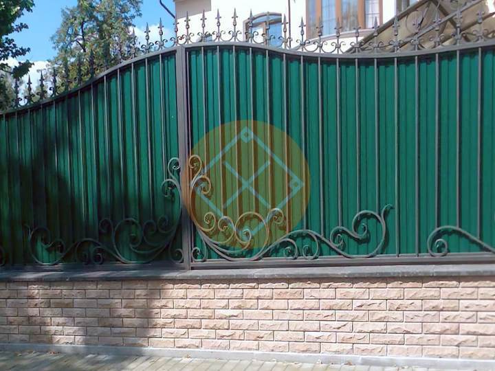забор кованый с заполнением зеленым профлистом
