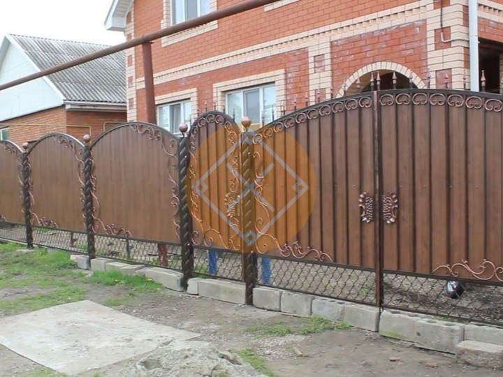 кованый забор с профнастилом