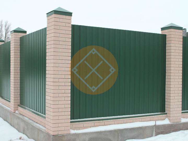 забор из профнастила с кирпичными столбами