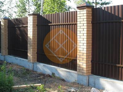 Забор из профнастила коричневого цвета с кирпичными столбами