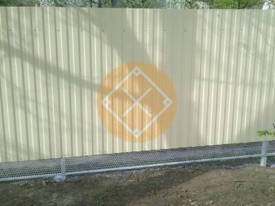 Забор с сеткой внизу из профнастила белого цвета