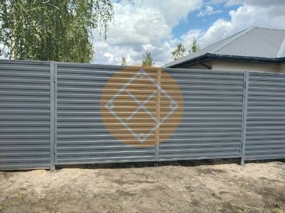 Забор с распашными воротами из горизонтального профнастила