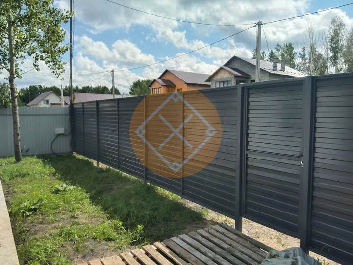забор из горизонтального профнастила вид внутри