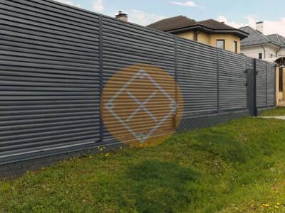 Высокий забор из горизонтального профлиста