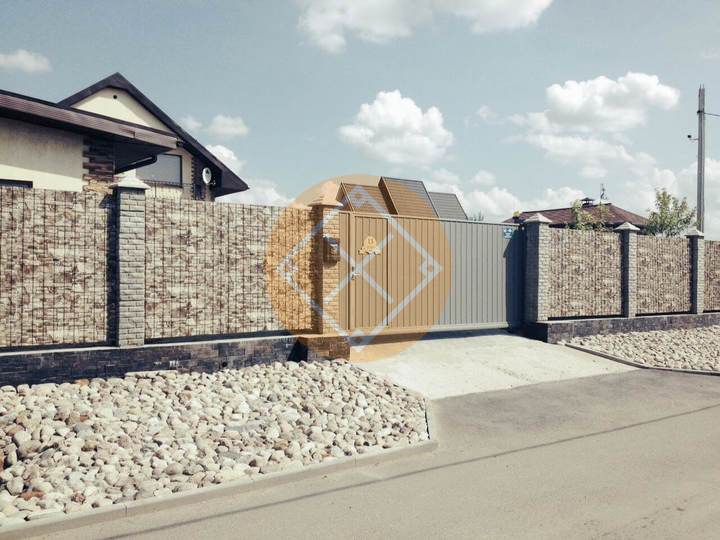 забор с фундаментом из профнастила под камень