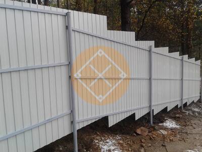 Забор для неровного участка с заполнением профлистом