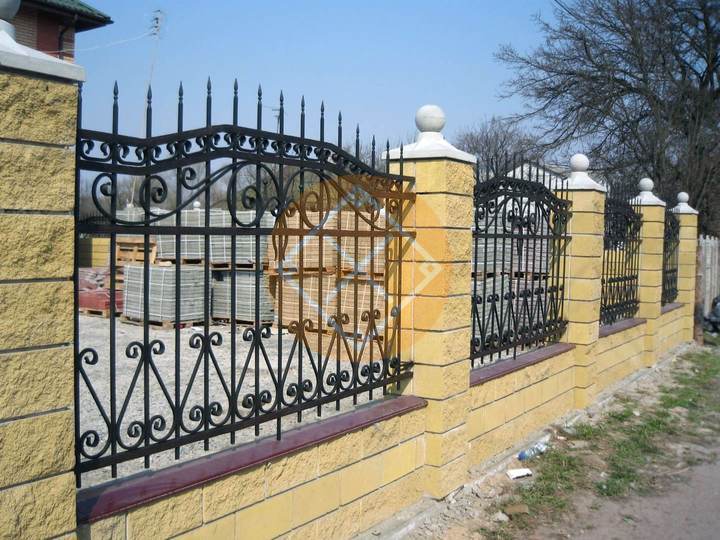 забор на фундаменте ленточном, секции с ковкой