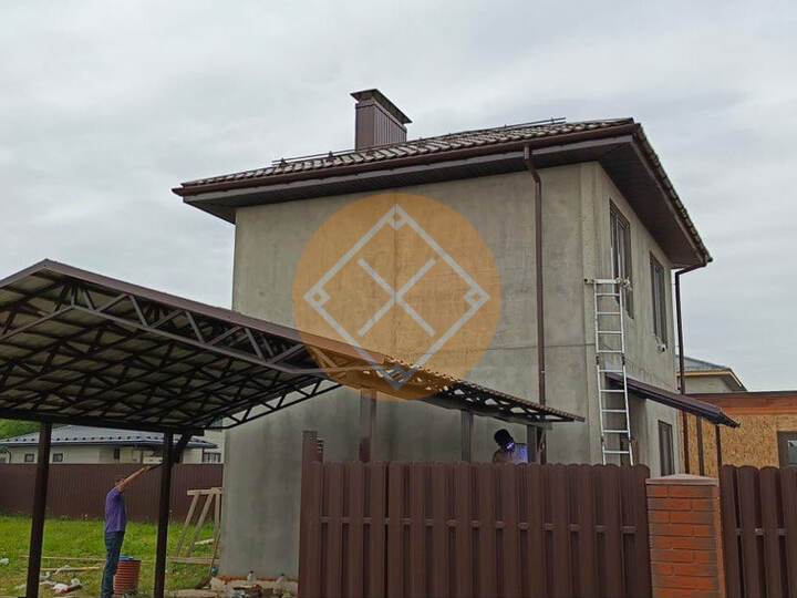стальной навес с двускатной крышей из металлочерепицы
