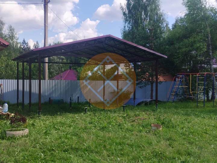 двускатный навес с крышей из металлочерепицы красного цвета