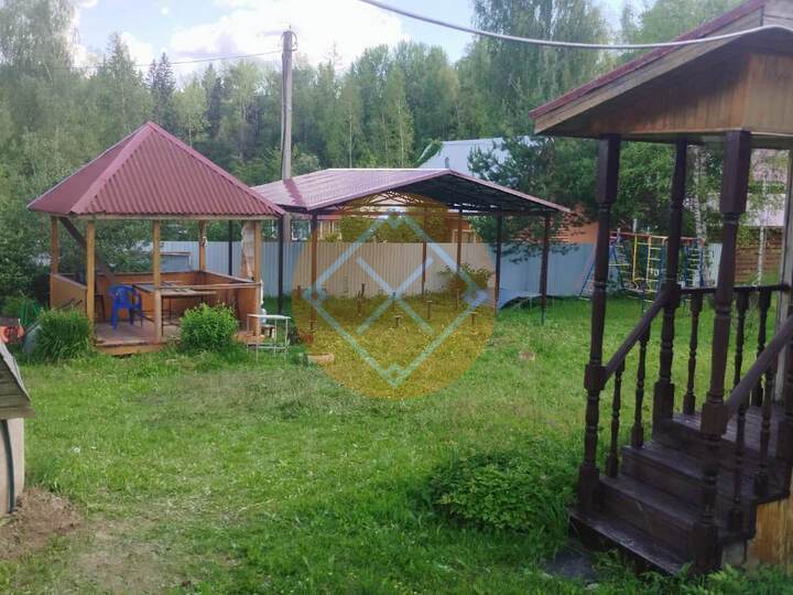 навес для дачного участка с покрытием металлочерепицей
