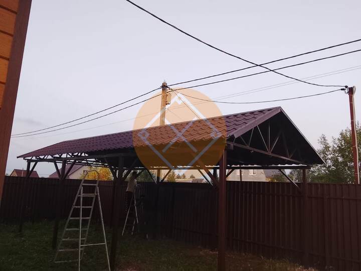 навес двускатный для загородного дома с кровлей из металлочерепицы