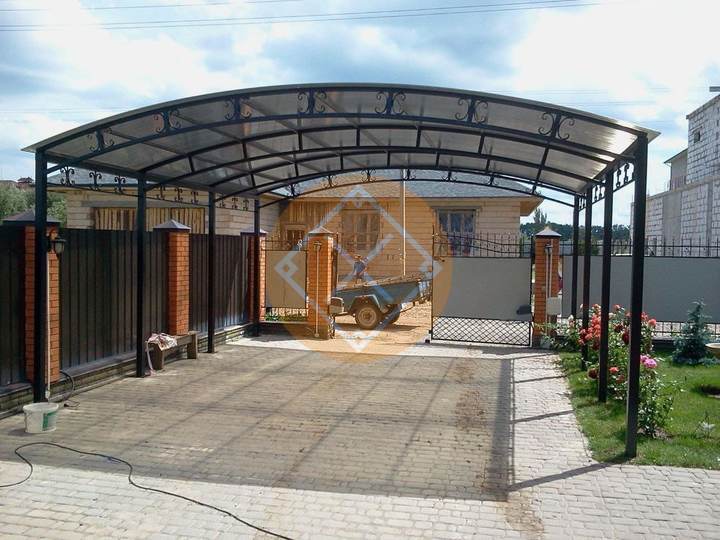 навес из поликарбоната с ковкой