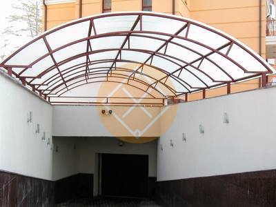 Стальной навес из поликарбоната профилированного белого цвета