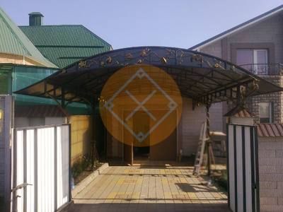 Арочный навес к дому с коваными элементами