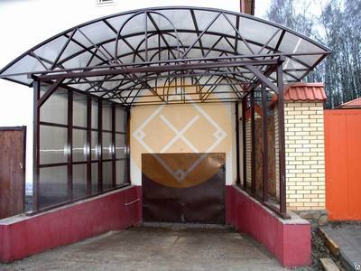 Навес с арочной крышей из поликарбоната к дому