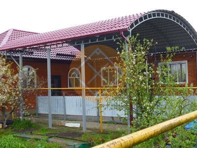 Навес к дому с металлочерепицей и арочной формой ската
