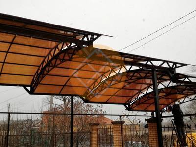 Навес к дому с сотовым поликарбонатом и профильными опорами